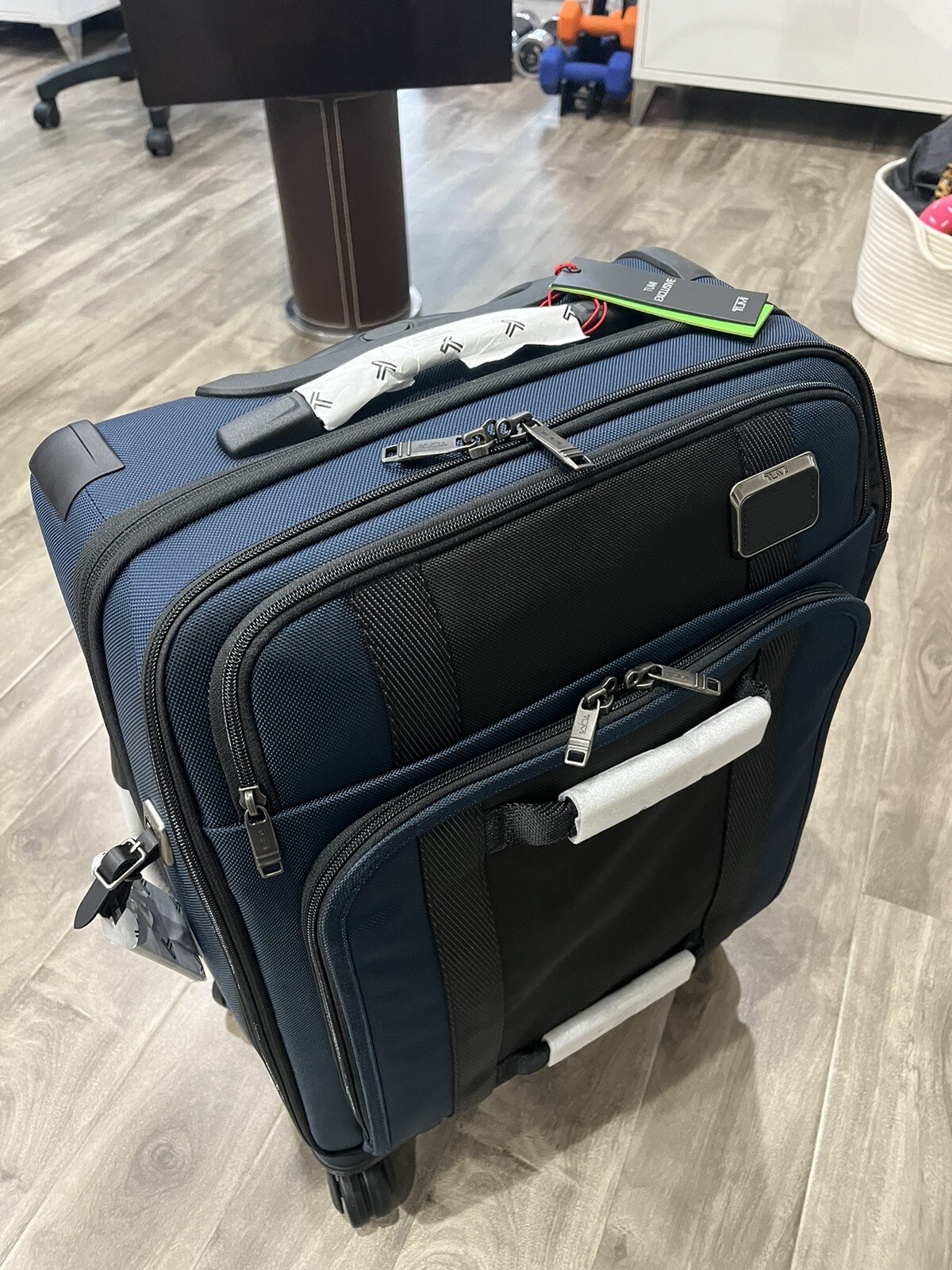 Tumi Merge Front lid Continental Carry On Luggage Expandadle NAVY/BLACK