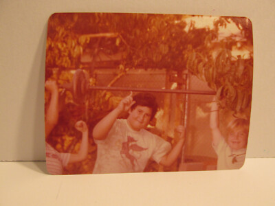 VINTAGE FOUND PHOTOGRAPH COLOR ART OLD PHOTO 80S BOYS WEIGHT LIFTING BENCH PRESS