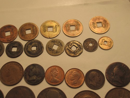 Lote de 52 monedas extranjeras de cobre, mix fechas, países, denominaciones - Imagen 9 de 12