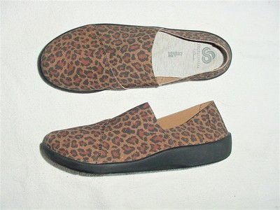 clarks women's cloudsteppers sillian firn flat