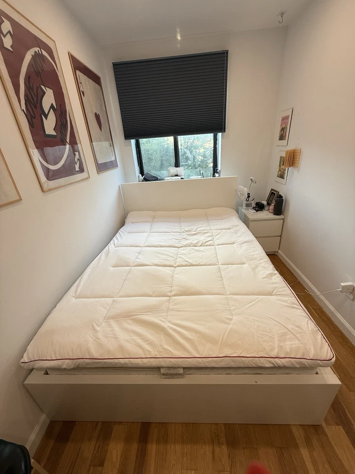 Marco de cama tamaño completo con cabecero + dos (2) cajones de almacenamiento de Ikea y más. Foto 2 de 4