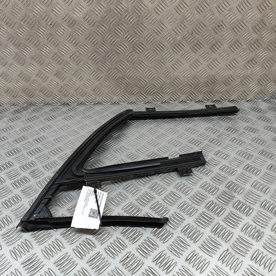 Fisker Ocean Right Door Top Strip FM2955100228C Electricity 349 kW - Image 2 of 4