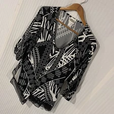 Collections Etc Medium 3/4 Sleeve Tunic Top Abstract Black white Stretch M-9