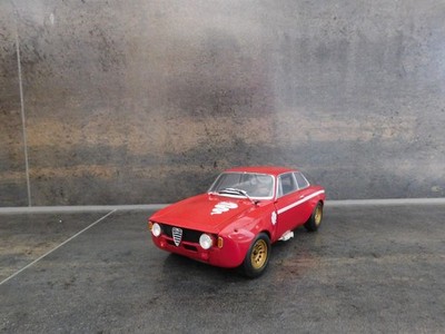 1:18 Alfa Romeo 1300 GTA Junior, rot, von Minichamps, alles zu öffnen!