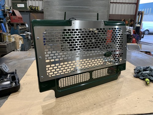 Land Rover 90/110/130/Defender front grille Stainless Steel (SQUARE) - Picture 2 of 9