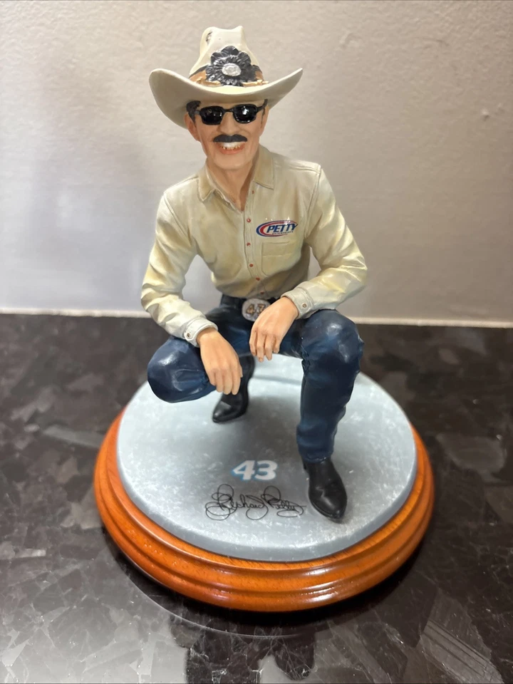 Figura Richard Petty arrodillada con hebilla de cinturón Nascar - Personajes coleccionables Foto 4 de 4