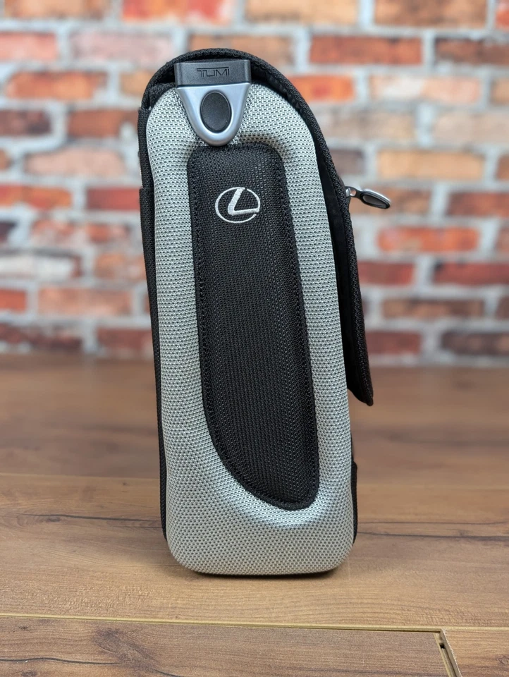 BOLSO DE VIAJE DE MANO TUMI APEX T3 MARCA LEXUS, negro y plateado.  ¡Casi como nuevo!! Foto 3 de 4