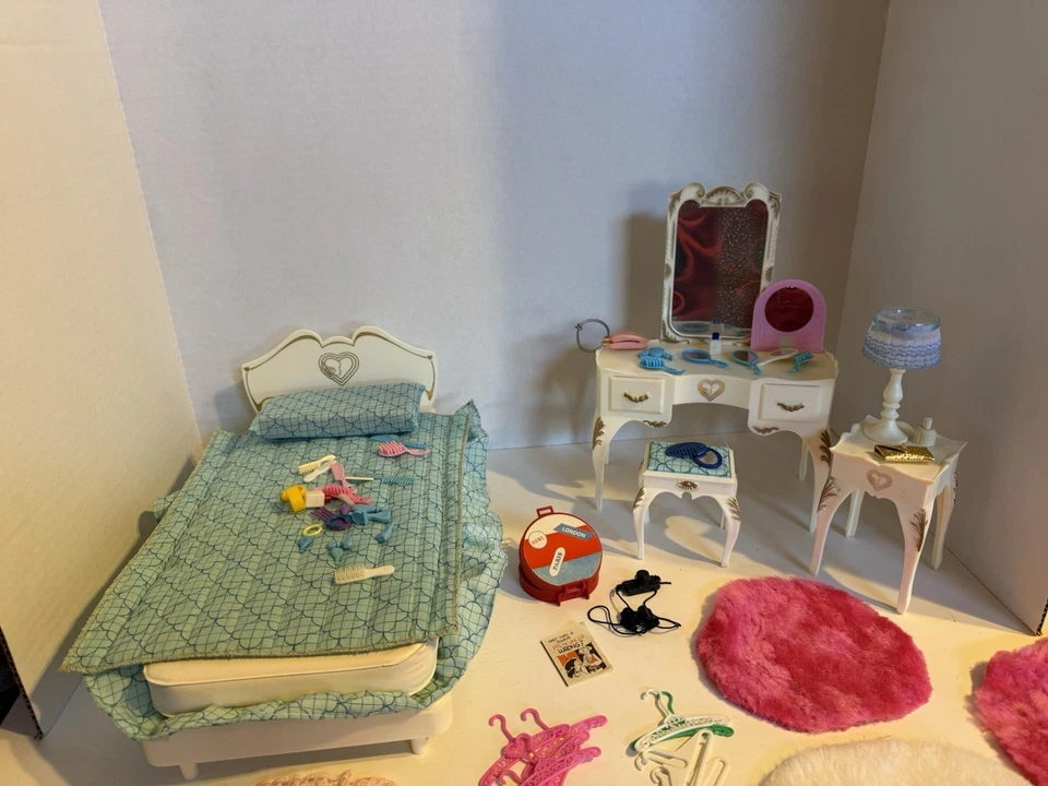 RARE 1978 Marx Sindy Bedroom Furniture Set 55+ Pieces Barbie Dollhouse Playset - Image 2 of 4
