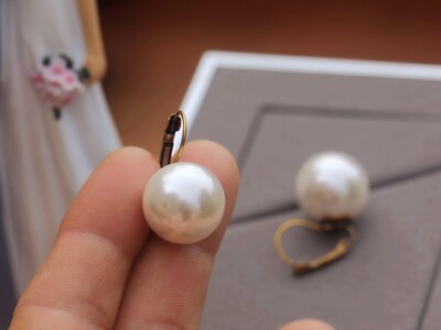 Boucles D'oreilles Dormeuses Dorées – Perle Blanche Et Orange – Vintage Style – ET9