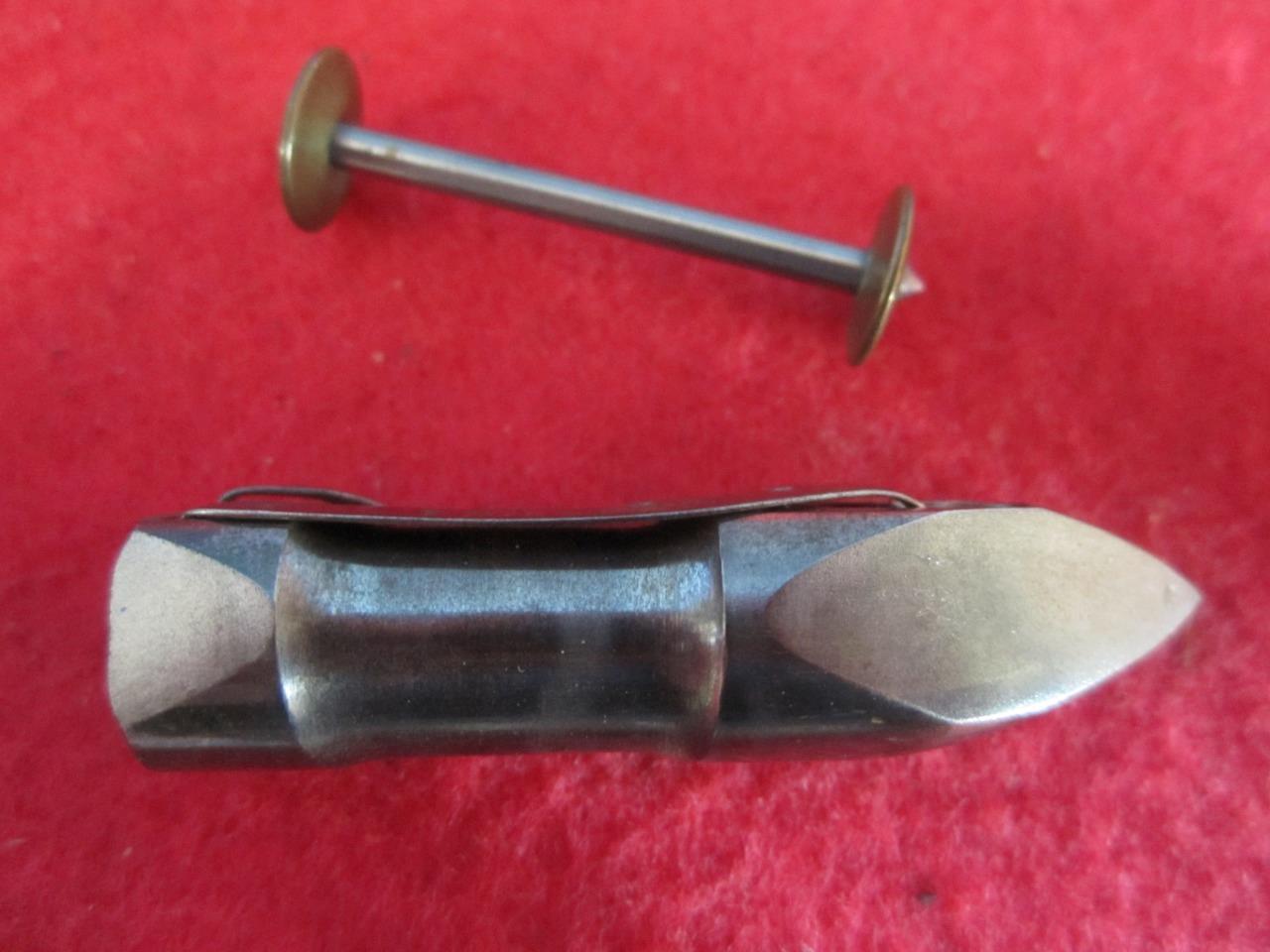 VINTAGE SINGER TREADLE SEWING MACHINE SHUTTLE & 1 BOBBIN 27 28 127 128