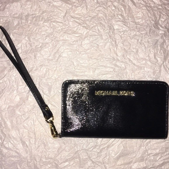 Michael kors 2024 iphone 5c wristlet