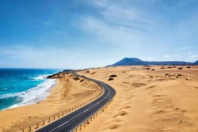 Wandbild: Rocky Coastline und Autobahn mit goldenem Sand und blauem [...]