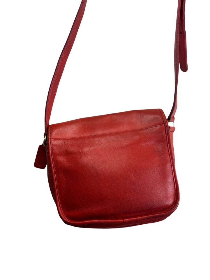 Bolso de montar Coach de cuero rojo de colección, bandolera cierre con solapa Legacy Foto 2 de 4