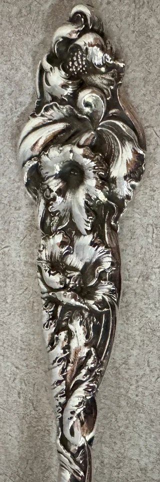 RARE ORIGINAL OLD REED & BARTON LES SIX FLEURS STERLING 9 1/4” PEA SERVING SPOON - Image 2 of 4