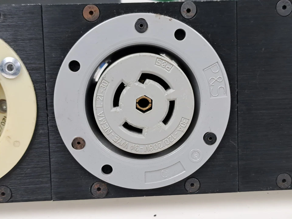 L21-30P L21-30R 3 Phase 2U 4U 20A Duplex Edison PDU Rac Pac Power Power Distro - Image 3 of 4