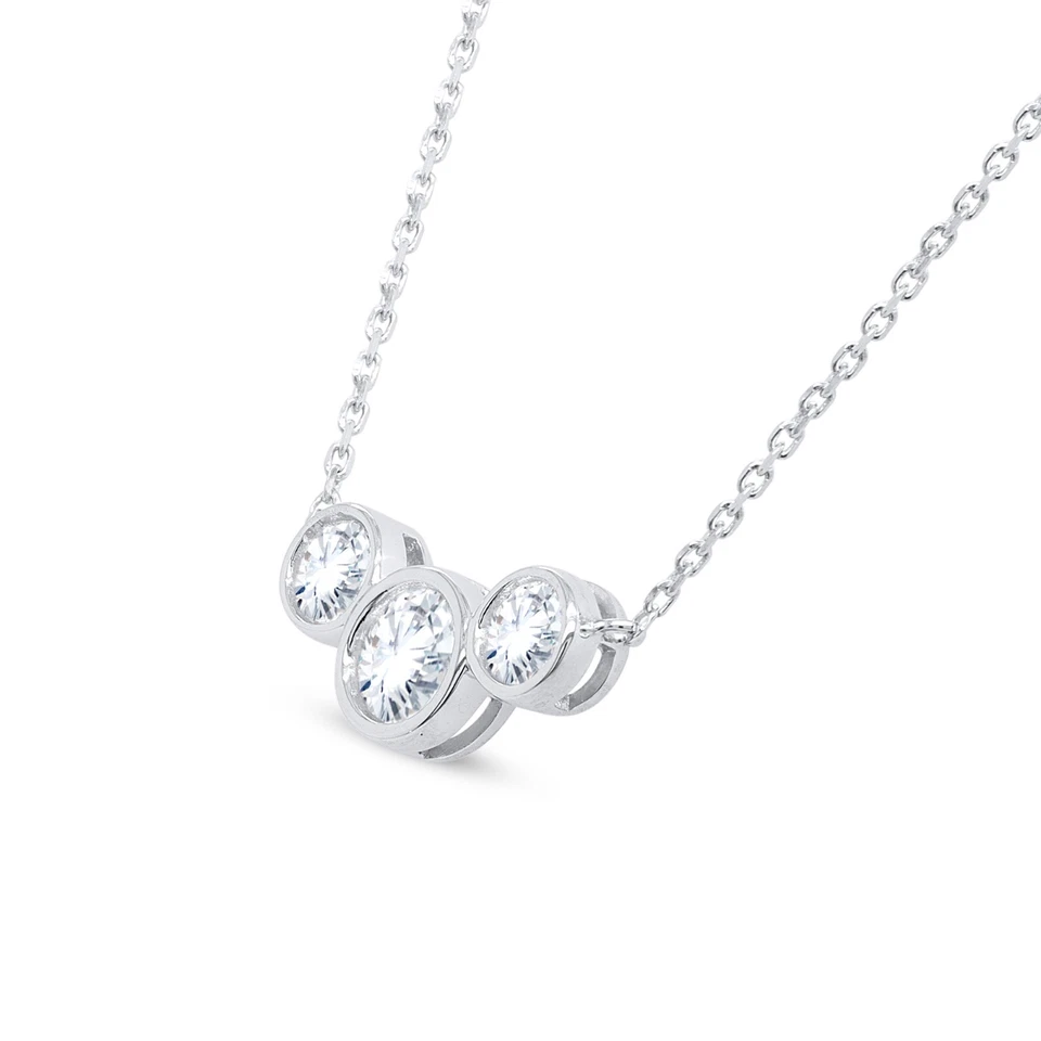 Conjunto de bisel de diamantes cultivados en laboratorio de 1,05 quilates colgante de 3 piedras cadena de oro blanco de 14 k de 18" Foto 2 de 4