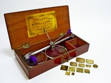 ANTIQUE W&T AVERY CLASS 1 TO WEIGH 2 OZ APOTHECARY BALANCE SCALES & 12 WEIGHTS