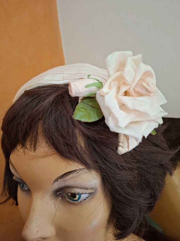Vintage womens cream/ivory felt and silk half hat with rose - Image 2 of 4