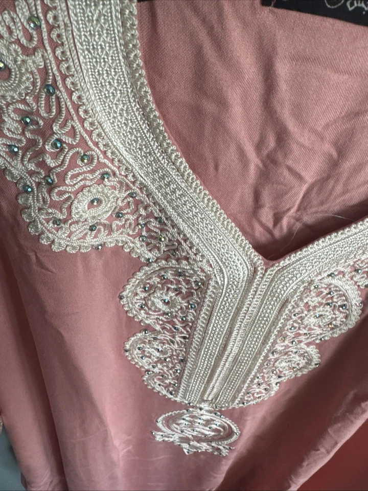 Vestido Kaftan Marroquino Feminino — Rosa com Bordados Marfim e Contas — Tamanho Único - Imagem 4 de 4