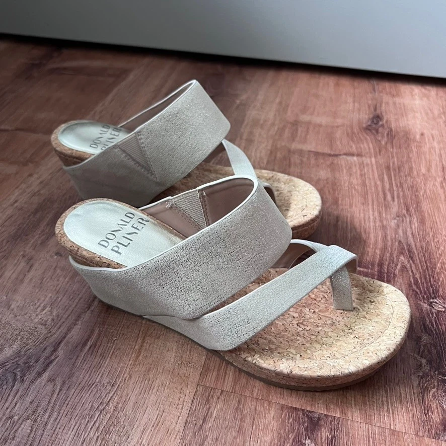 Donald Pliner Leather Upper Thong Sandals for Women for sale  display picture 1