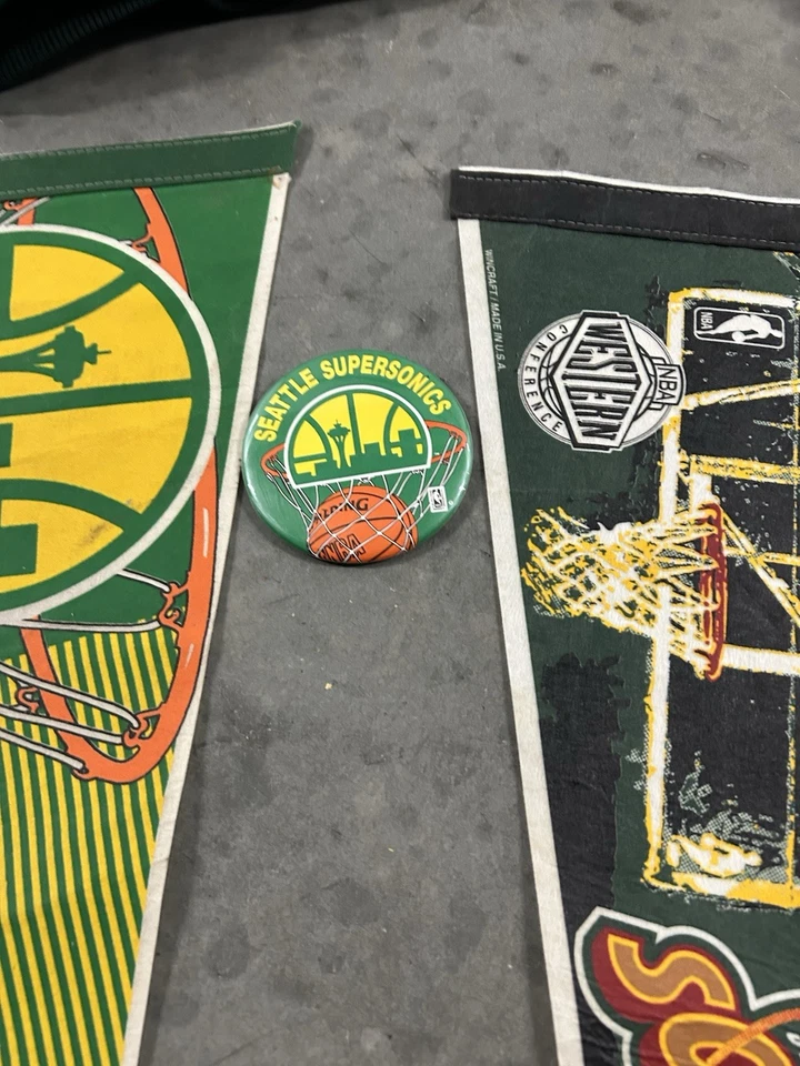 Seattle SuperSonics Lote De Colección - Chaqueta de Arranque 2XL, Sombrero, Banderines, Reloj Foto 2 de 4