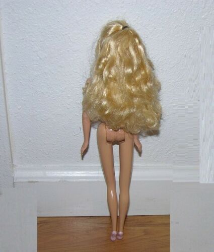 Bambola ballerina Mattel Barbie dipinta su scarpe e orecchini. - Foto 6 di 8