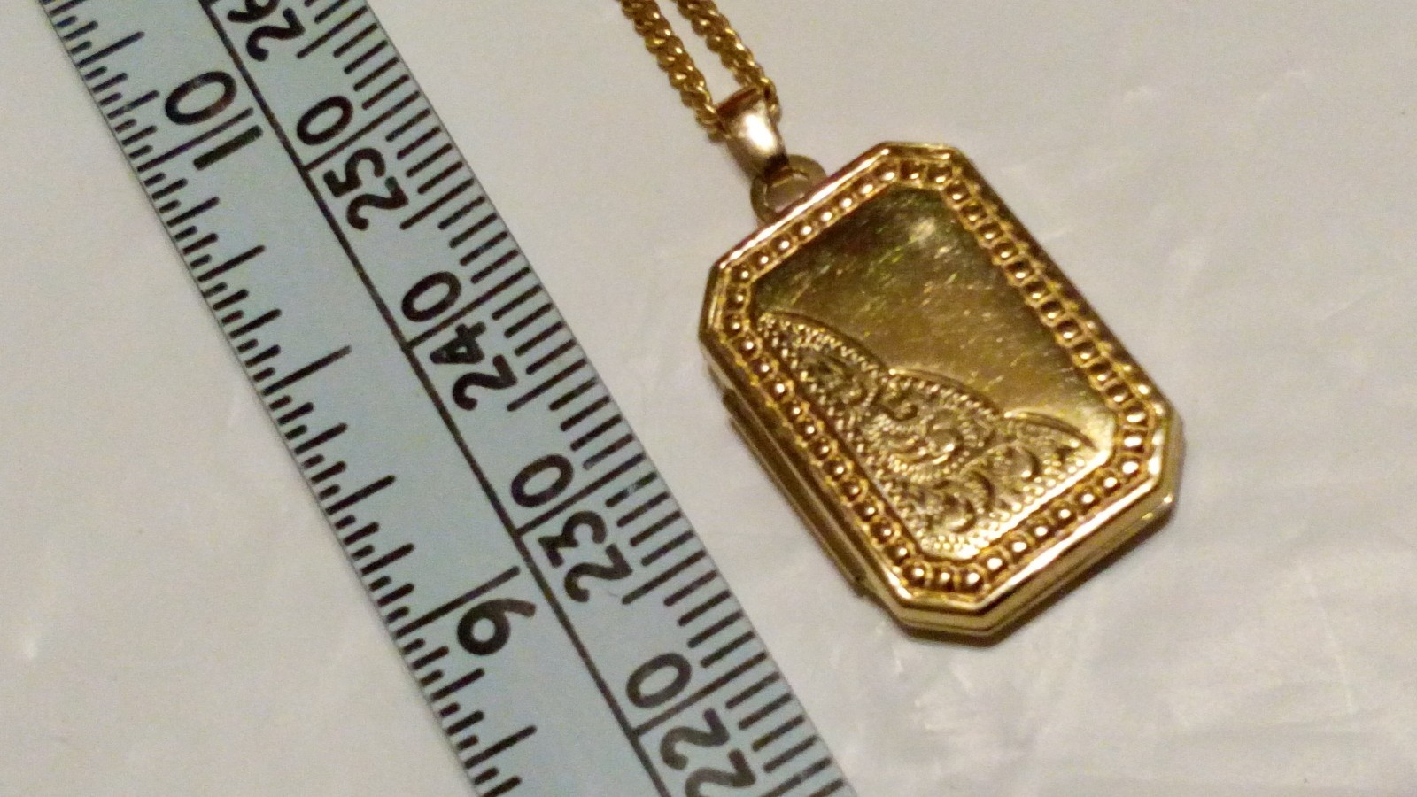 Victorian Rectangular Semi Engraved LOCKET in 9ct… - image 5