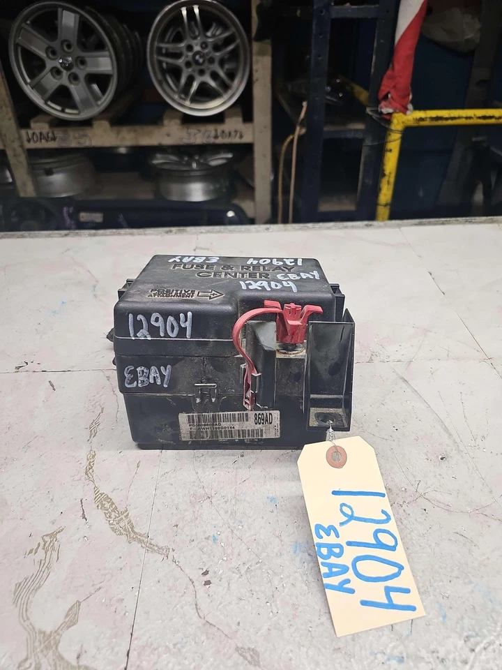 Dodge Stratus 2003-2004 compartimento del motor relé de fusibles placa de circuito caja Foto 2 de 4