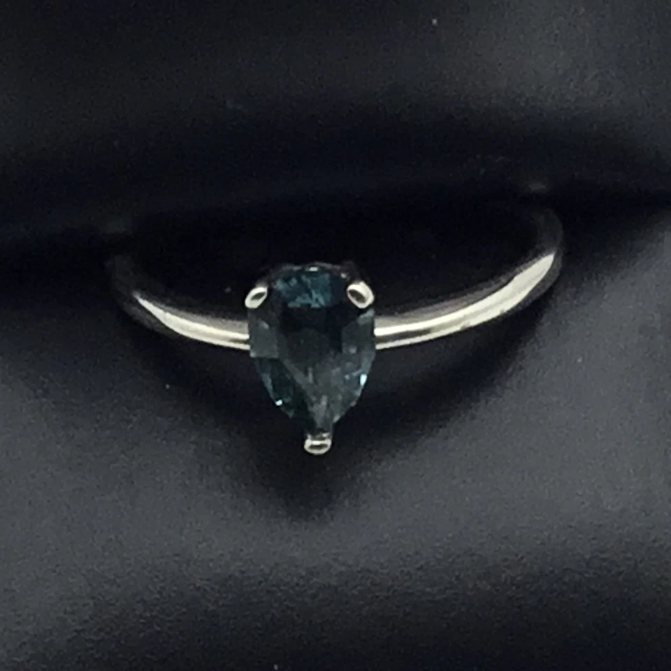 Anillo solitario de turmalina indicolita de plata de ley Brasil 7 x 5 pera 1,78 quilates Foto 2 de 4