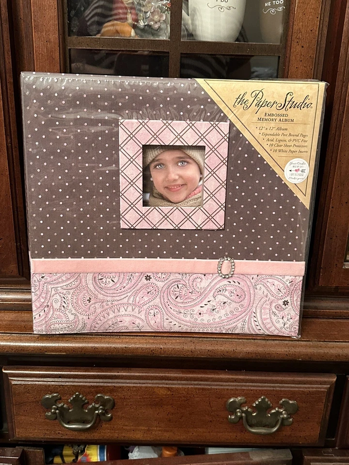 (1) Álbum de recortes The Paper Studio CoCo con ventana en relieve encuadernado 12 x 12 Foto 2 de 4