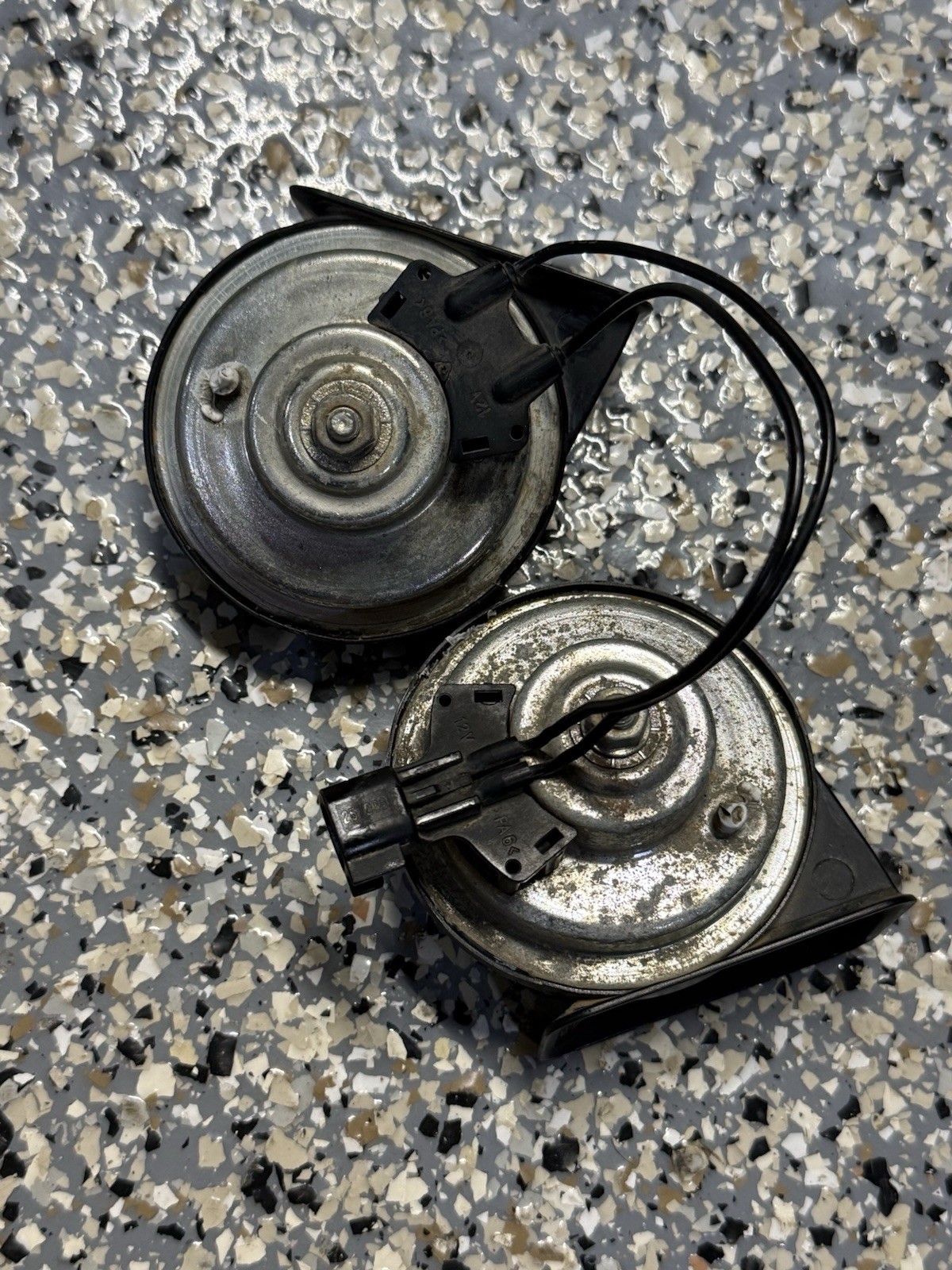 CADILLAC XLR 04-09 / CORVETTE C6 05-13 OEM HIGH TONE ELECTRIC HORN TWO TONE PAIR