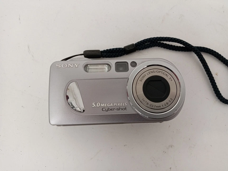 Sony Cyber-shot DSC-P10 5.1MP Digital Camera With Storage Bag Silver-Tone - Image 2 of 4