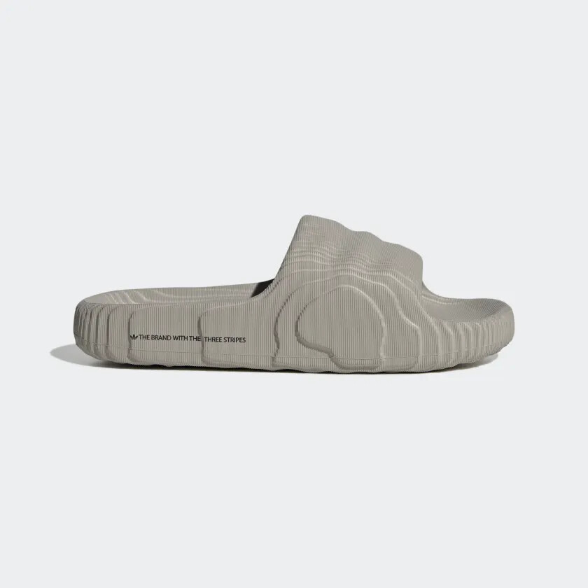 Новые мужские босоножки adidas ADILETTE 22 SLIDES светло-коричневого / черного цвета HQ4670