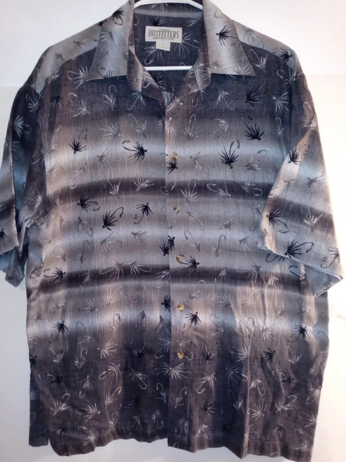 AUTHENTIC OUTFITTERS ROUNDTREE & YORKE SIZE LARGE FISHING SHIRT W/ HOOKS