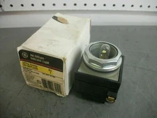 GE OILTIGHT NO LENS INDICATOR LIGHT CR104PLG33 240VOLT NIB