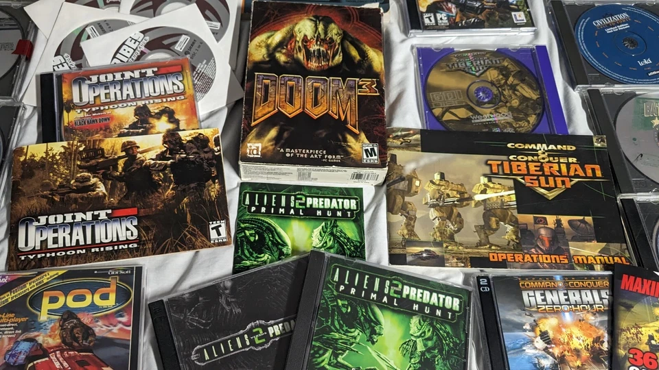 CD-ROM Disk PC Computer Games Lot Windows 95/98/ME - 44 Titles + 15 Demo Mixes - Image 2 of 4