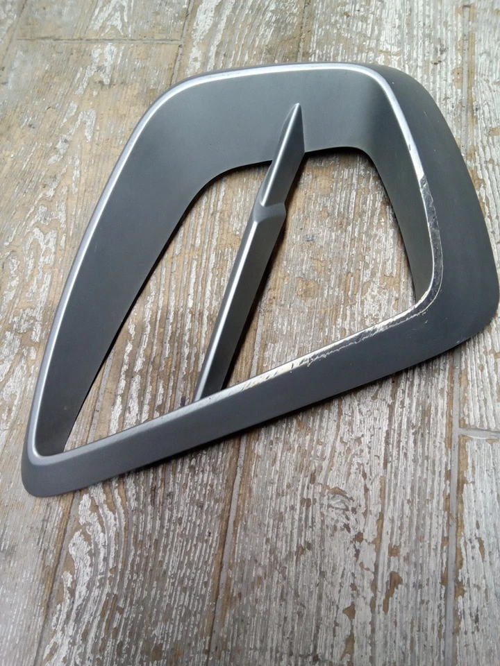 Cubierta de carenado de parrilla lateral izquierda 13 Triumph Trophy 1200 SE 2305398  Foto 2 de 4