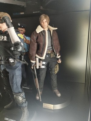 MT Toys Leon S. Kennedy no Hot Toys 1/6 Resident Evil 4 Remake
