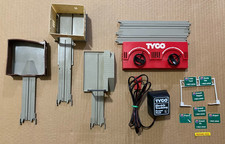 LOT OF VARIOUS TYCO US1 ELECTRIC TRUCKING TRACK PIECES INCLUDING SIGNS  POWER