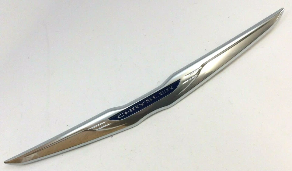 Chrysler Pacifica 2017-2020 delantero plateado con alas parrilla emblema ala OEM Foto 2 de 3