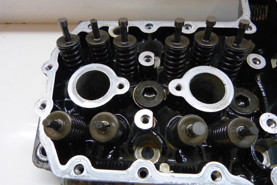 Yamaha FZR 1000cc 1988 Cylinder head and cam case - Image 2 of 4