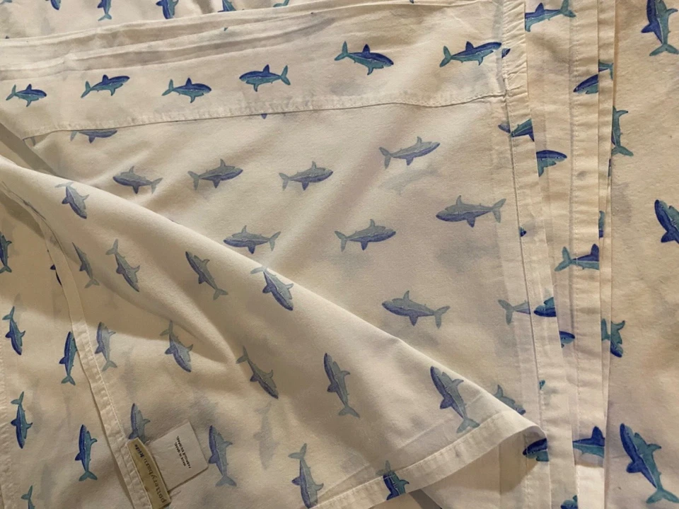 Sábana plana doble Pottery Barn Kids de una pieza blanca con tiburones azules Foto 3 de 4