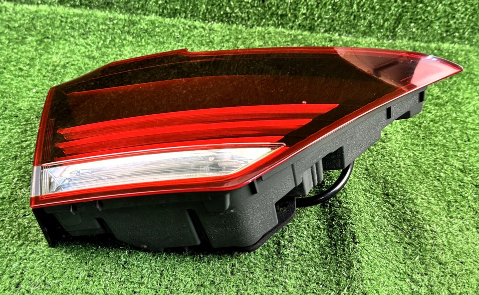 Luz de maletero interior Lexus LS460 2013-2017 lado izquierdo (lado del conductor) OEM usada Foto 4 de 4