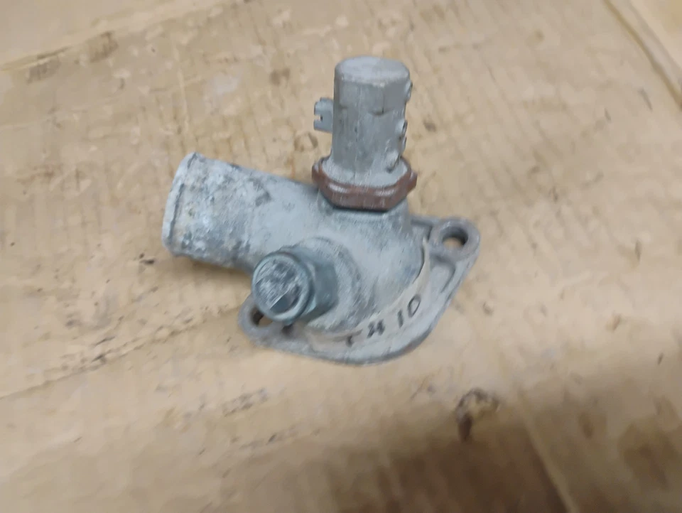 Carcasa termostato Chevy GMC Squarebody 73-87 Foto 2 de 4