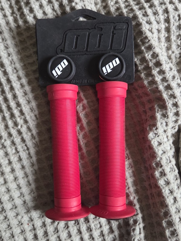 ODI Longneck ST Mushroom BMX Handlebar Grips with Bar Plugs Red