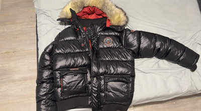 Geographical Norway Herren Steppjacke schwarz/rot Kapuze Fellbesatz Gr. M