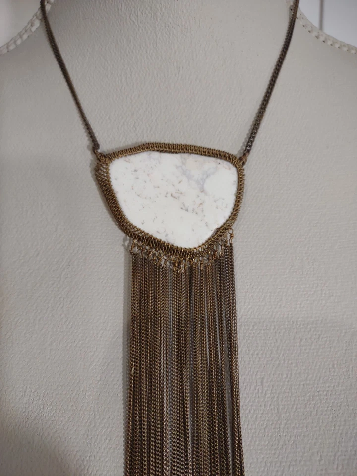 Collar colgante de piedra natural cadena flecos latón brutalista Anthro Lena Bernard  Foto 3 de 4