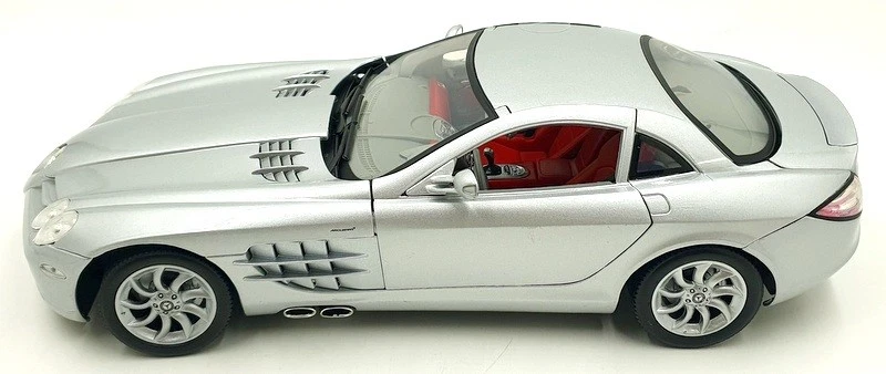 Motormax 1/12 Scale diecast 73004 - Mercedes Benz McLaren SLR Metallic Silver - Image 3 of 4