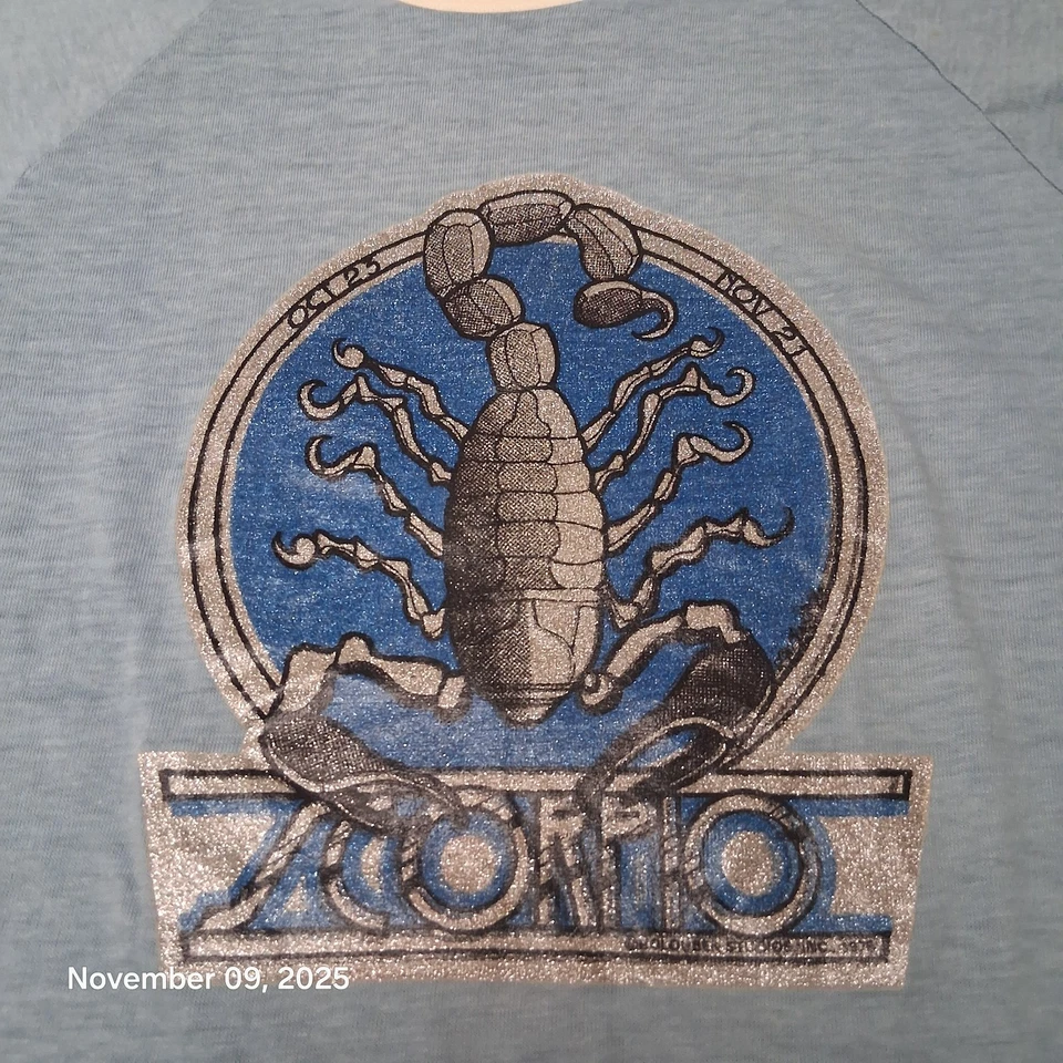 Camiseta Vintage 1975 Zodiac Scorpio Timbre Talla Mediana Azul Puntada Única Años 70 Foto 2 de 4