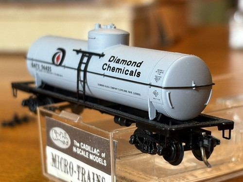 Micro Trains N Scale 39' Single Dome Tanker Diamond Chemicals GATX #74425 - Picture 3 of 7